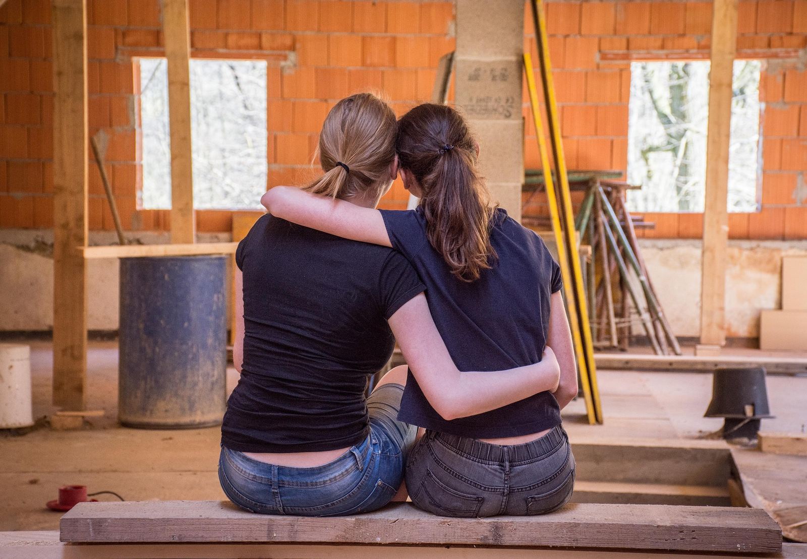 Deux amies devant leur projet de rénovation commun