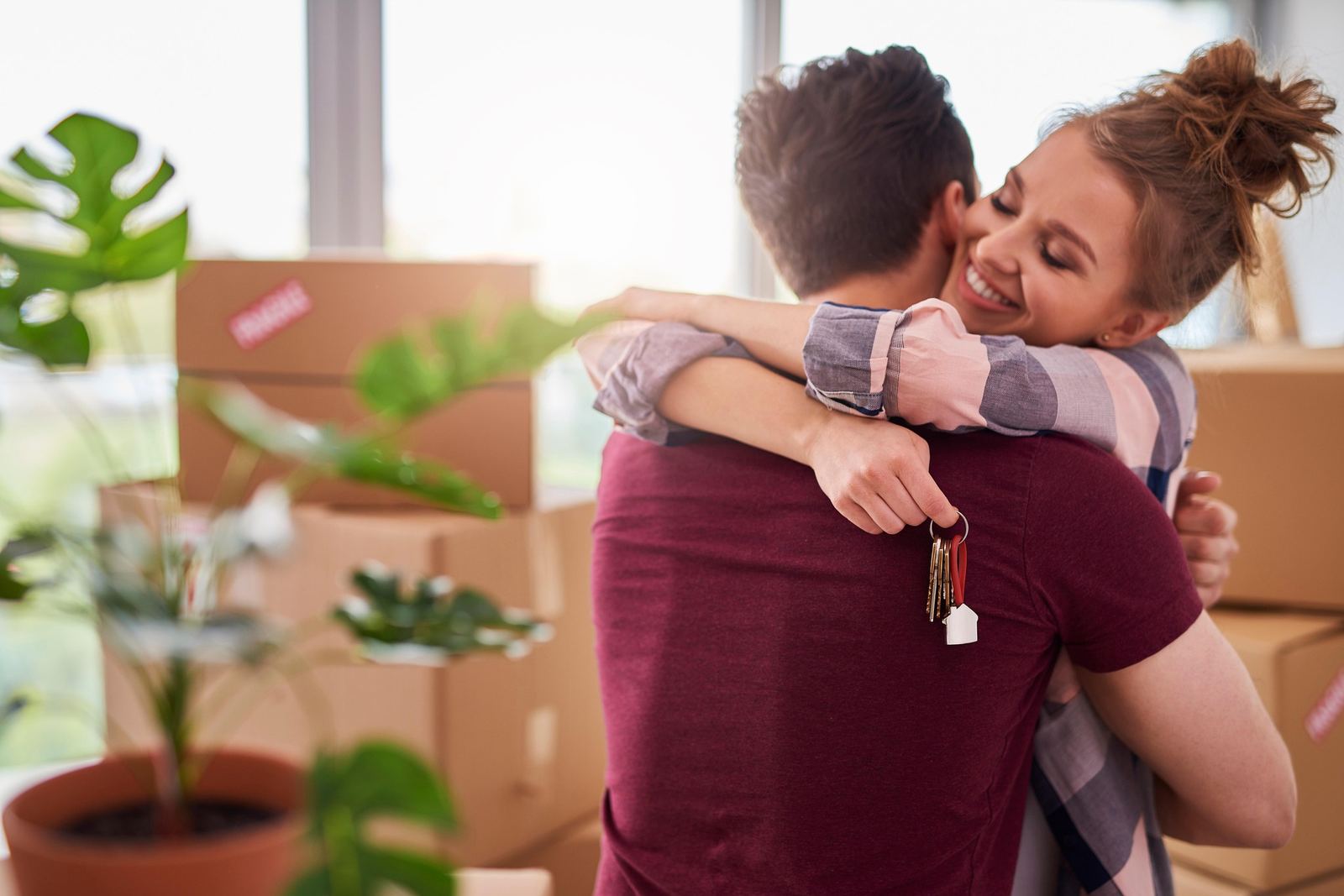 Un couple récupère les clés de son nouveau chez-soi